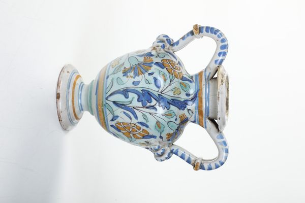 Vaso biansato.<BR>Area veneta, probabilmente Bassano del Grappa, Manifattura Manardi, ultimo terzo del XVII secolo.  - Asta Maioliche e Porcellane da Collezione - Associazione Nazionale - Case d'Asta italiane