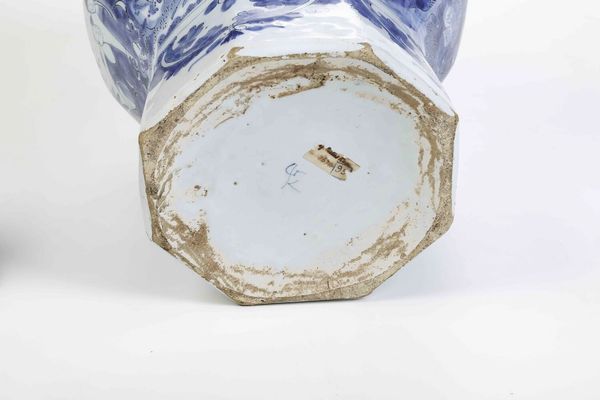 Vaso con coperchio.<BR>Olanda, Delft, Manifattura De Drie Vergulde Astonnekens, 1680-1709.  - Asta Maioliche e Porcellane da Collezione - Associazione Nazionale - Case d'Asta italiane