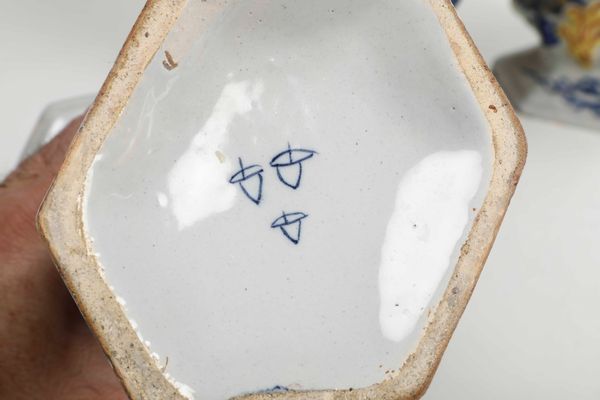 �Garniture� di cinque vasi.<BR>Olanda, Delft, Manifattura �De Drey Clocken�, 1725-1764.<BR>  - Asta Maioliche e Porcellane da Collezione - Associazione Nazionale - Case d'Asta italiane