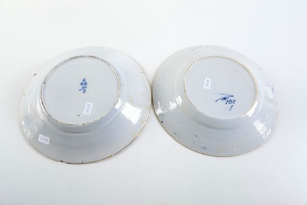 Due piatti.<BR>Olanda, Delft, Manifatture De Porceleyne Claeuw e De Drye Clocken, met� del XVIII secolo circa.  - Asta Maioliche e Porcellane da Collezione - Associazione Nazionale - Case d'Asta italiane