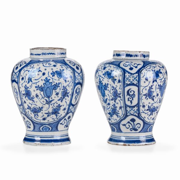 Coppia di piccole potiches.<BR>Olanda, Manifattura di Delft, XVIII secolo.  - Asta Maioliche e Porcellane da Collezione - Associazione Nazionale - Case d'Asta italiane