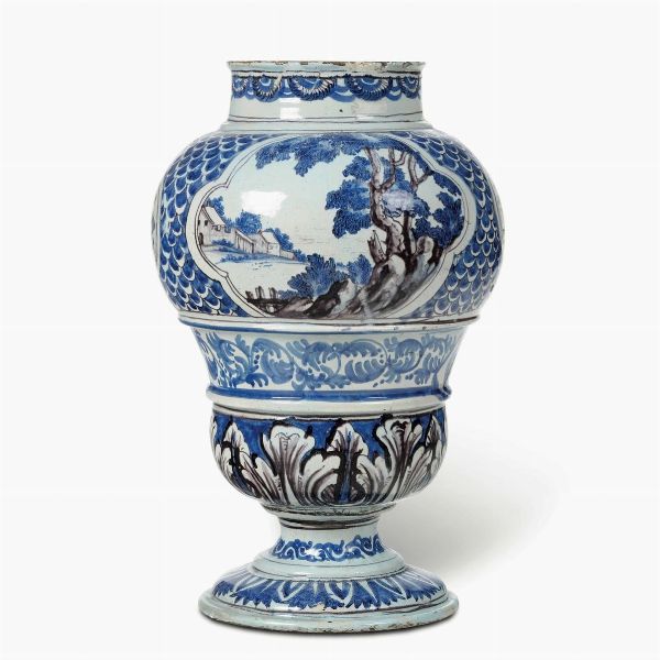 Vaso a balaustro.<BR>Francia, probabilmente Nevers, verso la fine del XVII secolo.  - Asta Maioliche e Porcellane da Collezione - Associazione Nazionale - Case d'Asta italiane