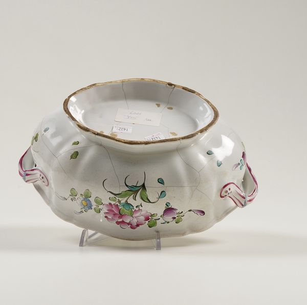 Zuppiera.<BR>Francia, Manifattura di Seaux, seconda met� del  XVIII secolo.  - Asta Maioliche e Porcellane da Collezione - Associazione Nazionale - Case d'Asta italiane