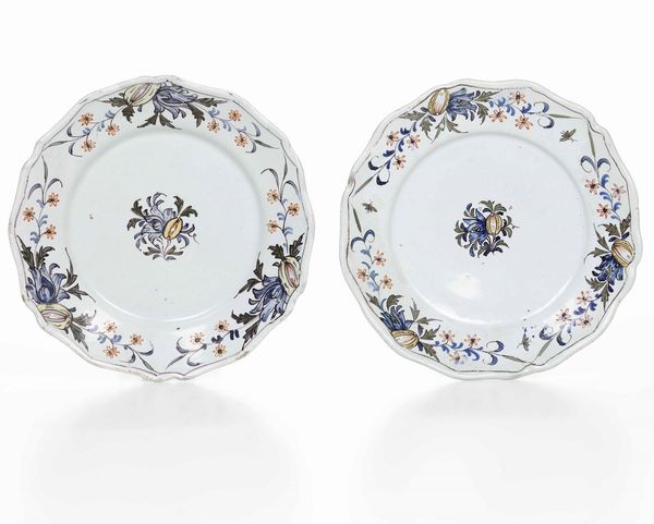 Coppia di piatti.<BR>Francia, Manifattura di Rouen o Nevers, XVIII secolo.  - Asta Maioliche e Porcellane da Collezione - Associazione Nazionale - Case d'Asta italiane