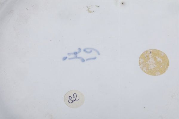 Coppia di piatti. <BR>Francia, Strasburgo, Manifattura di Joseph Hannong, 1764-1770.  - Asta Maioliche e Porcellane da Collezione - Associazione Nazionale - Case d'Asta italiane