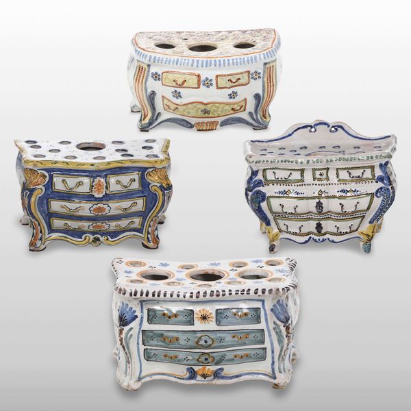 Quattro fioriere commode.<BR>Francia, Manifattura di Nevers, 1760 circa.<BR>  - Asta Maioliche e Porcellane da Collezione - Associazione Nazionale - Case d'Asta italiane
