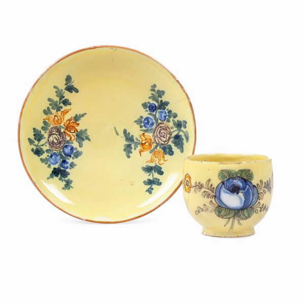 Una tazza e un piattino.<BR>Francia, XVIII secolo.  - Asta Maioliche e Porcellane da Collezione - Associazione Nazionale - Case d'Asta italiane