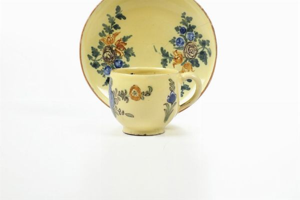 Una tazza e un piattino.<BR>Francia, XVIII secolo.  - Asta Maioliche e Porcellane da Collezione - Associazione Nazionale - Case d'Asta italiane