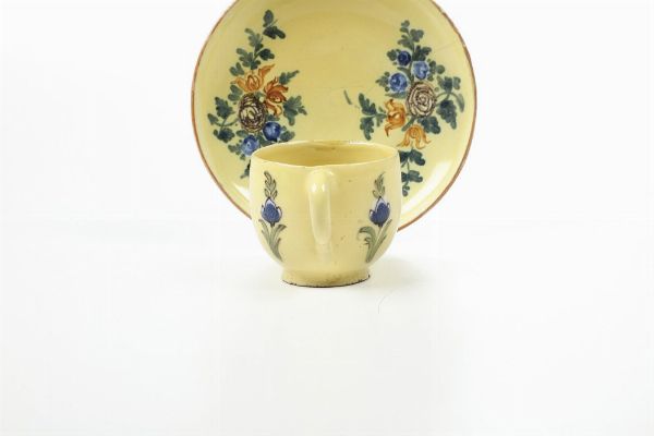Una tazza e un piattino.<BR>Francia, XVIII secolo.  - Asta Maioliche e Porcellane da Collezione - Associazione Nazionale - Case d'Asta italiane
