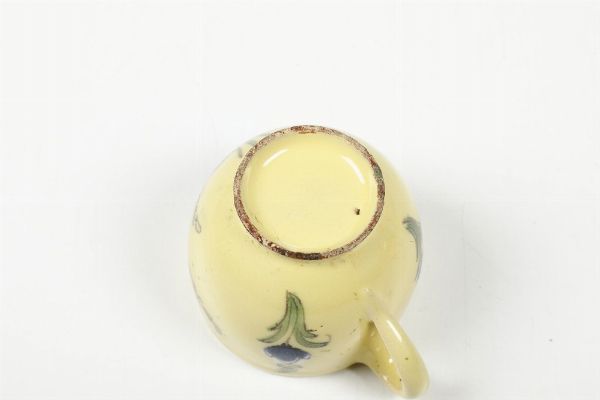 Una tazza e un piattino.<BR>Francia, XVIII secolo.  - Asta Maioliche e Porcellane da Collezione - Associazione Nazionale - Case d'Asta italiane