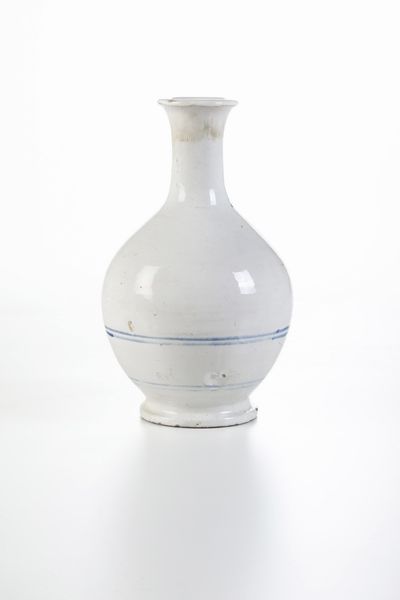 Bottiglia.<BR>Castelli (?), inizio del XVIII secolo.  - Asta Maioliche e Porcellane da Collezione - Associazione Nazionale - Case d'Asta italiane