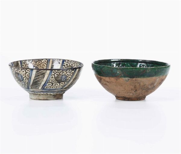 Due ciotole.<BR>Persia (Iran), XVII secolo e XII-XIII secolo.  - Asta Maioliche e Porcellane da Collezione - Associazione Nazionale - Case d'Asta italiane