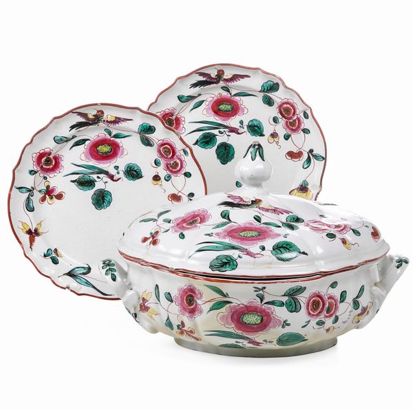 Una zuppiera e una coppia di piatti. <BR>Bologna, Manifattura di Antonio Rolandi e Giuseppe Finck, 1764-1767.  - Asta Maioliche e Porcellane da Collezione - Associazione Nazionale - Case d'Asta italiane