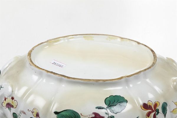 Una zuppiera e una coppia di piatti. <BR>Bologna, Manifattura di Antonio Rolandi e Giuseppe Finck, 1764-1767.  - Asta Maioliche e Porcellane da Collezione - Associazione Nazionale - Case d'Asta italiane