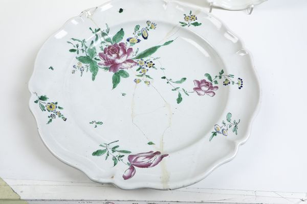 Sette piatti.<BR>Lodi, Manifattura Ferretti, 1770 circa.  - Asta Maioliche e Porcellane da Collezione - Associazione Nazionale - Case d'Asta italiane