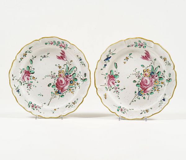 Coppia di piatti.<BR>Pesaro, Manifattura Casali e Callegari, fine XVIII - inizio XIX secolo.  - Asta Maioliche e Porcellane da Collezione - Associazione Nazionale - Case d'Asta italiane