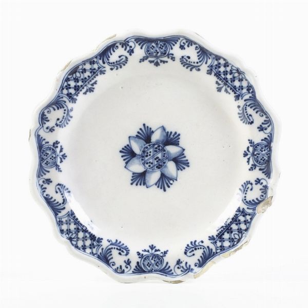 Piatto.<BR>Savona o Albisola, prima met� del XVIII secolo.  - Asta Maioliche e Porcellane da Collezione - Associazione Nazionale - Case d'Asta italiane