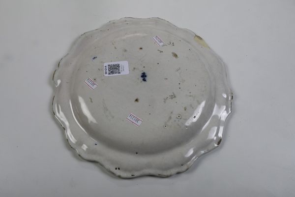 Piatto.<BR>Savona o Albisola, prima met� del XVIII secolo.  - Asta Maioliche e Porcellane da Collezione - Associazione Nazionale - Case d'Asta italiane