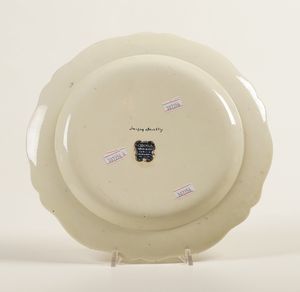 Piatto.<BR>Savona, Manifattura Boselli, 1790-1795 (decorazione).<BR>Wedgwood (terraglia)  - Asta Maioliche e Porcellane da Collezione - Associazione Nazionale - Case d'Asta italiane