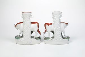 Grande coppia di spill vase con mucca e vitello. <BR>Inghilterra, Staffordshire, periodo vittoriano, XIX secolo.  - Asta Maioliche e Porcellane da Collezione - Associazione Nazionale - Case d'Asta italiane
