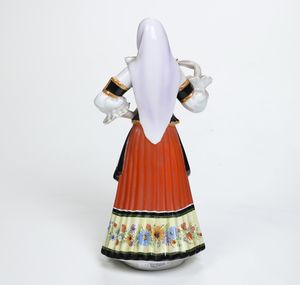 Donna in costume tradizionale.<BR>Torino, Manifattura Antonio Ronzan, 1968-1985.  - Asta Maioliche e Porcellane da Collezione - Associazione Nazionale - Case d'Asta italiane