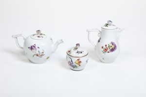 Teiera, piccola caffettiera e zuccheriera.<BR>Meissen, terzo quarto del XVIII secolo.  - Asta Maioliche e Porcellane da Collezione - Associazione Nazionale - Case d'Asta italiane