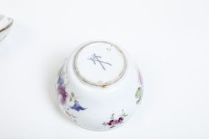 Teiera, piccola caffettiera e zuccheriera.<BR>Meissen, terzo quarto del XVIII secolo.  - Asta Maioliche e Porcellane da Collezione - Associazione Nazionale - Case d'Asta italiane