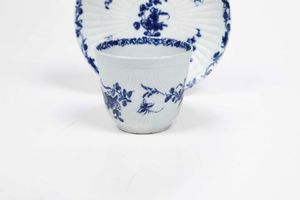 Una tazza e un piattino.<BR>Inghilterra, Manifattura di Bristol, 1770-1780 circa.  - Asta Maioliche e Porcellane da Collezione - Associazione Nazionale - Case d'Asta italiane
