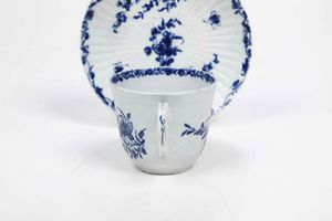 Una tazza e un piattino.<BR>Inghilterra, Manifattura di Bristol, 1770-1780 circa.  - Asta Maioliche e Porcellane da Collezione - Associazione Nazionale - Case d'Asta italiane