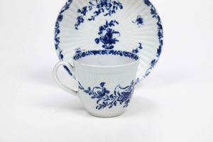 Una tazza e un piattino.<BR>Inghilterra, Manifattura di Bristol, 1770-1780 circa.  - Asta Maioliche e Porcellane da Collezione - Associazione Nazionale - Case d'Asta italiane
