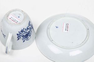 Una tazza e un piattino.<BR>Inghilterra, Manifattura di Bristol, 1770-1780 circa.  - Asta Maioliche e Porcellane da Collezione - Associazione Nazionale - Case d'Asta italiane