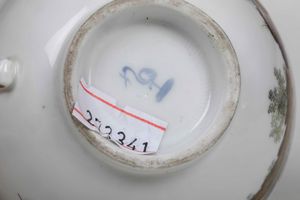 Tazza con piattino.<BR>Olanda, Manifattura L�Aia (Den Haag), 1776-1790.<BR><BR>  - Asta Maioliche e Porcellane da Collezione - Associazione Nazionale - Case d'Asta italiane