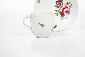 Tazza con piattino.<BR>Vienna, Manifattura Imperiale, 1780 circa.  - Asta Maioliche e Porcellane da Collezione - Associazione Nazionale - Case d'Asta italiane