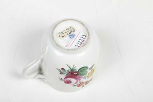Tazza con piattino.<BR>Vienna, Manifattura Imperiale, 1780 circa.  - Asta Maioliche e Porcellane da Collezione - Associazione Nazionale - Case d'Asta italiane