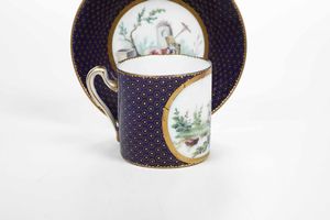 Tazza con piattino.<BR>Alla maniera/o S�vres, verso il 1790.  - Asta Maioliche e Porcellane da Collezione - Associazione Nazionale - Case d'Asta italiane