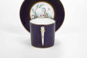 Tazza con piattino.<BR>Alla maniera/o S�vres, verso il 1790.  - Asta Maioliche e Porcellane da Collezione - Associazione Nazionale - Case d'Asta italiane