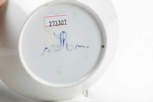 Tazza con piattino.<BR>Francia, Manifattura di S�vres, fine del XVIII secolo.  - Asta Maioliche e Porcellane da Collezione - Associazione Nazionale - Case d'Asta italiane
