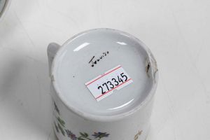 Coppia di tazze con piattino.<BR>Treviso, Fontebasso, primo quarto del XIX secolo.  - Asta Maioliche e Porcellane da Collezione - Associazione Nazionale - Case d'Asta italiane