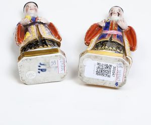 Coppia di figurine.<BR>Francia, Manifattura Jacob Petit, met� del XIX secolo.  - Asta Maioliche e Porcellane da Collezione - Associazione Nazionale - Case d'Asta italiane