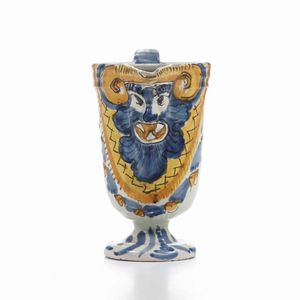 Versatore.<BR>Officina abruzzese, XVII secolo.<BR>  - Asta Maioliche e Porcellane da Collezione - Associazione Nazionale - Case d'Asta italiane