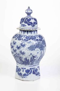 Vaso con coperchio.<BR>Olanda, Delft, Manifattura De Drie Vergulde Astonnekens, 1680-1709.  - Asta Maioliche e Porcellane da Collezione - Associazione Nazionale - Case d'Asta italiane