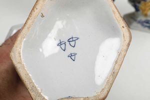 �Garniture� di cinque vasi.<BR>Olanda, Delft, Manifattura �De Drey Clocken�, 1725-1764.<BR>  - Asta Maioliche e Porcellane da Collezione - Associazione Nazionale - Case d'Asta italiane