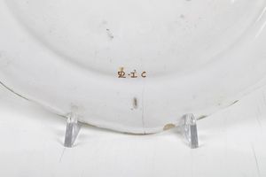 Piatto. <BR>Francia, Moustier, Manifattura Ol�rys e Laugier, 1739-1749 circa.  - Asta Maioliche e Porcellane da Collezione - Associazione Nazionale - Case d'Asta italiane