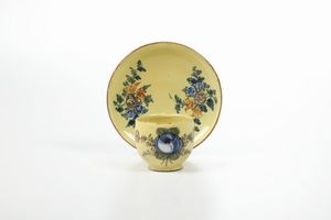 Una tazza e un piattino.<BR>Francia, XVIII secolo.  - Asta Maioliche e Porcellane da Collezione - Associazione Nazionale - Case d'Asta italiane