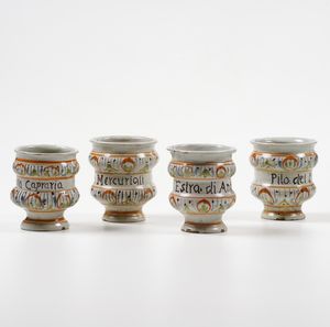 Quattro albarelli.<BR>Italia settentrionale, XVIII secolo.  - Asta Maioliche e Porcellane da Collezione - Associazione Nazionale - Case d'Asta italiane