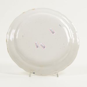 Piatto.<BR>Lodi, Manifattura di Antonio Ferretti, 1770-1780 circa.  - Asta Maioliche e Porcellane da Collezione - Associazione Nazionale - Case d'Asta italiane