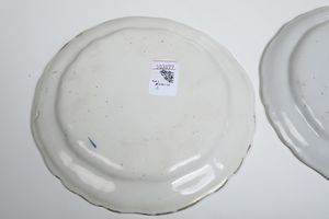 Due piatti. <BR>Lodi, Fabbrica di Antonio Ferretti, terzo quarto del XVII secolo.<BR>  - Asta Maioliche e Porcellane da Collezione - Associazione Nazionale - Case d'Asta italiane