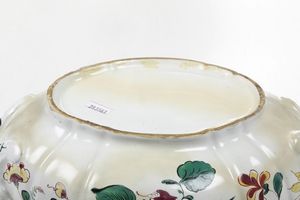 Una zuppiera e una coppia di piatti. <BR>Bologna, Manifattura di Antonio Rolandi e Giuseppe Finck, 1764-1767.  - Asta Maioliche e Porcellane da Collezione - Associazione Nazionale - Case d'Asta italiane