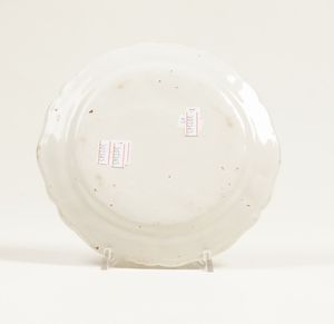 Piatto.<BR>Milano, Manifattura Clerici o Rubati, 1770 circa.<BR><BR>  - Asta Maioliche e Porcellane da Collezione - Associazione Nazionale - Case d'Asta italiane