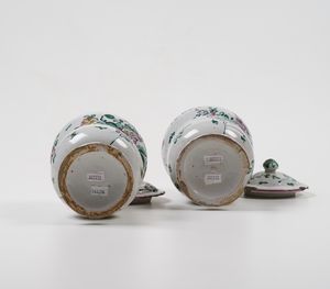 Coppia di albarelli con coperchi.<BR>Pesaro, primo quarto del XIX secolo.  - Asta Maioliche e Porcellane da Collezione - Associazione Nazionale - Case d'Asta italiane